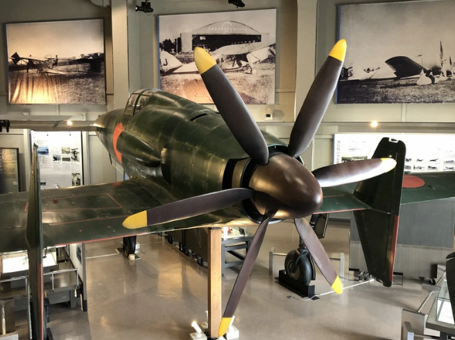 打击者1945名机震电实大模型亮相 奇葩前翼式鸭翼设计_3