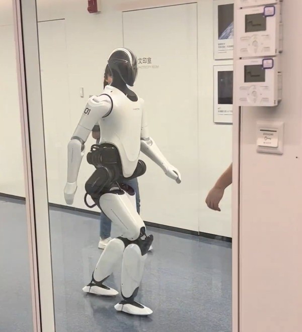 网友偶遇小米人形机器人铁大：健步如飞 比特斯拉的稳_1