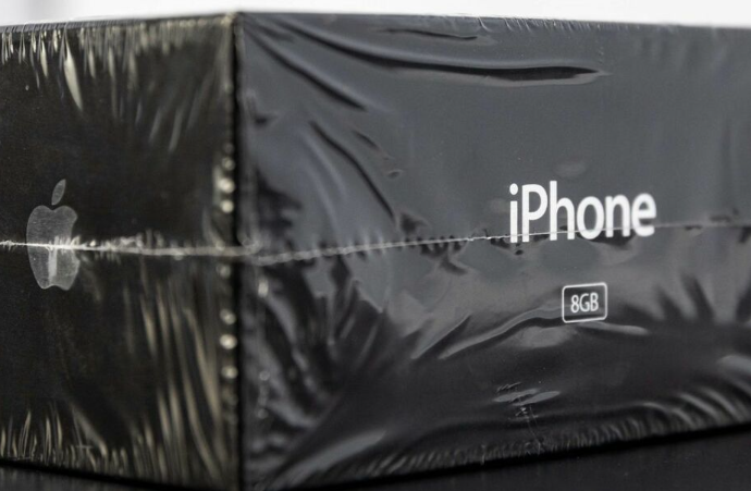 未开封初代iPhone拍卖成功 近7万美元增值100倍_0