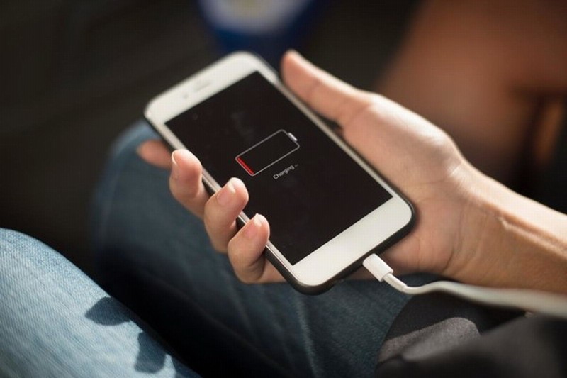 苹果警告用户：不要睡在正在充电的iPhone旁边 会爆！_0