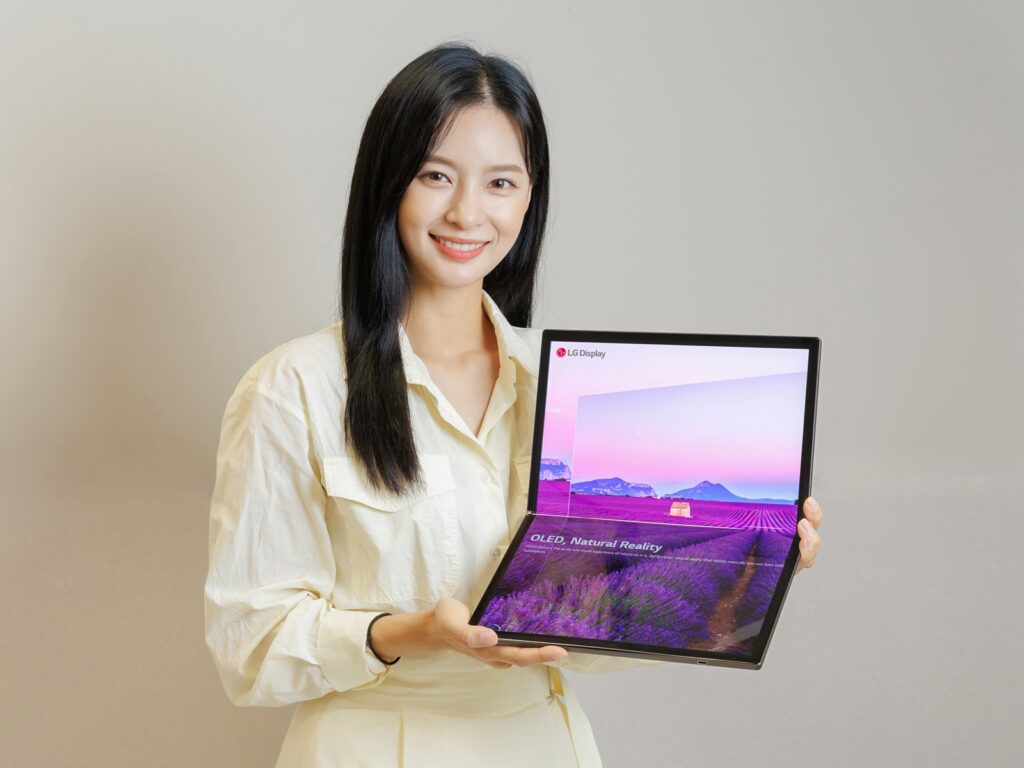 LG宣布量产17英寸OLED折叠屏 将用于笔记本电脑_0