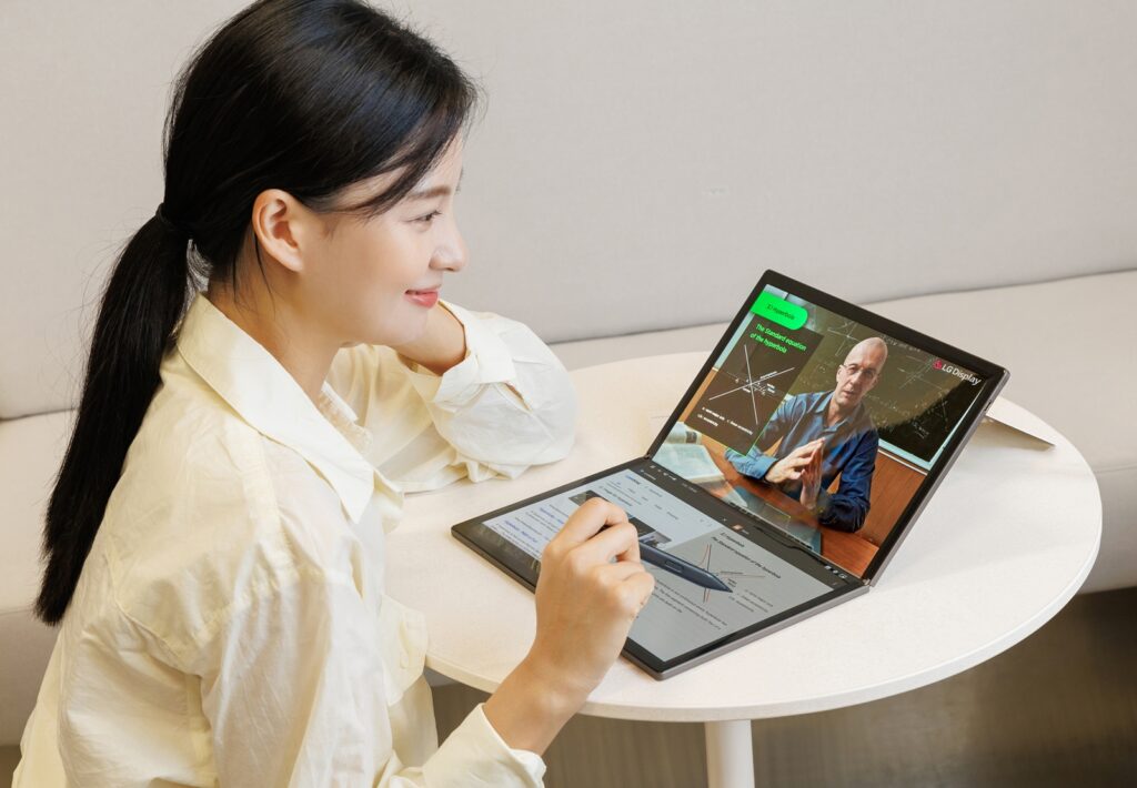 LG宣布量产17英寸OLED折叠屏 将用于笔记本电脑_1