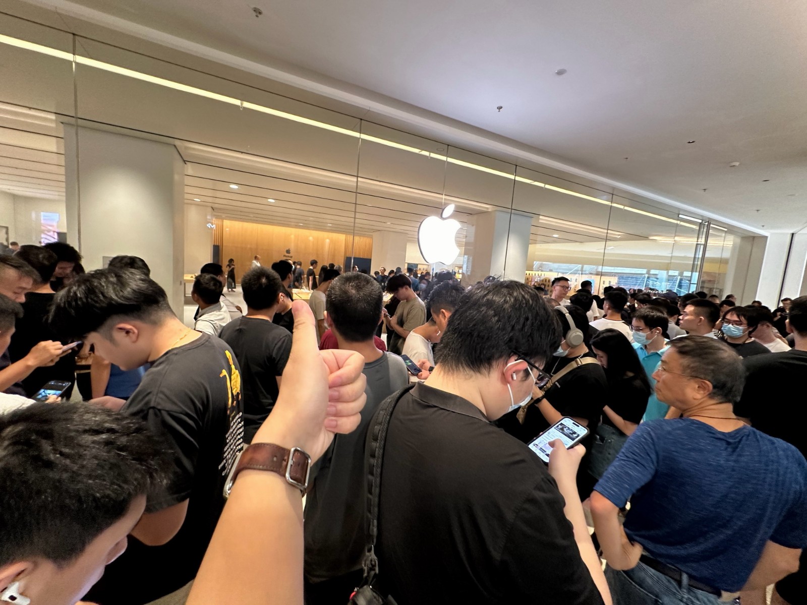 苹果iPhone15开售 北京上海店排长队！发售日破发_1